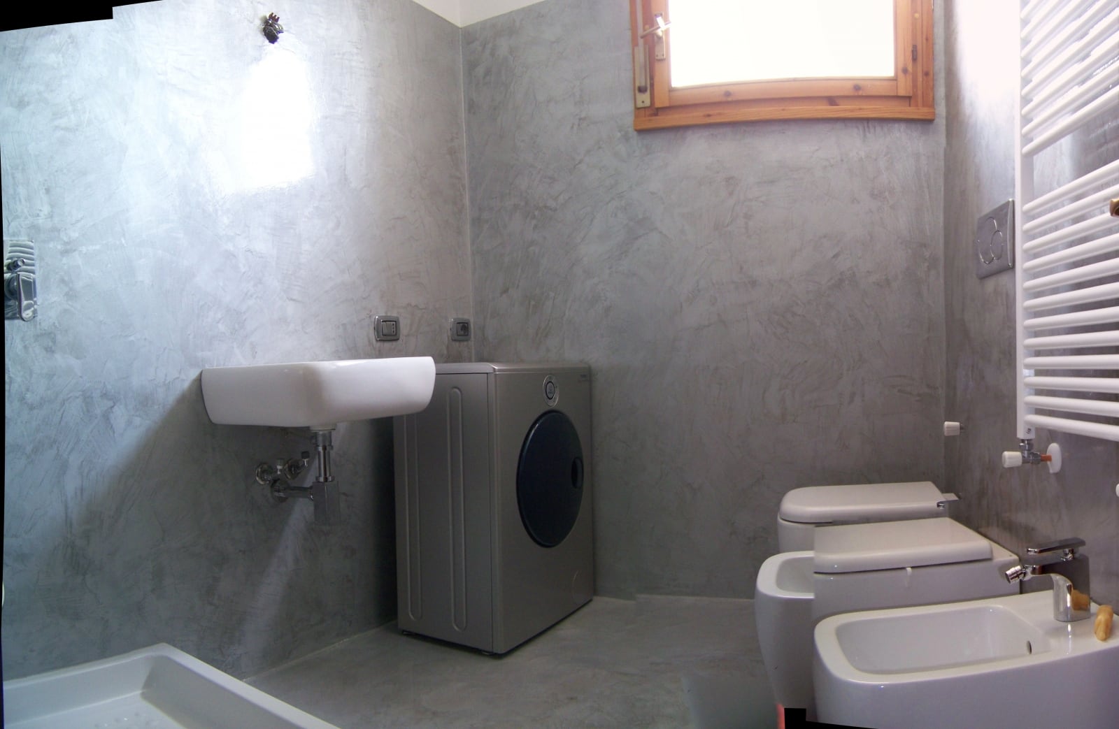 Bagno in cemento resinato: pavimento in microcemento spatolato ...