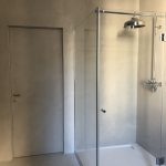 bagno e porta in microcemento